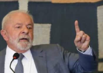 Governo Lula, em semana decisiva no Congresso, avalia decreto até para salvar programa social