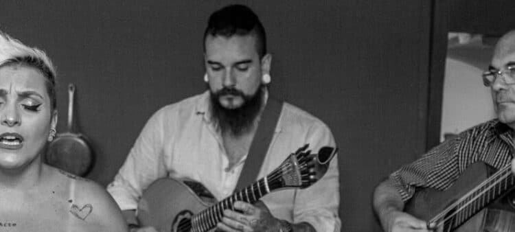 O Axado como forma de prestigiar e resgatar a cultura portuguesa, oferece lindas apresentações de fado.