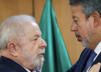 Sob desconfiança, Lira acena a Lula para “estabilizar” relação e troca ministerial entra no radar