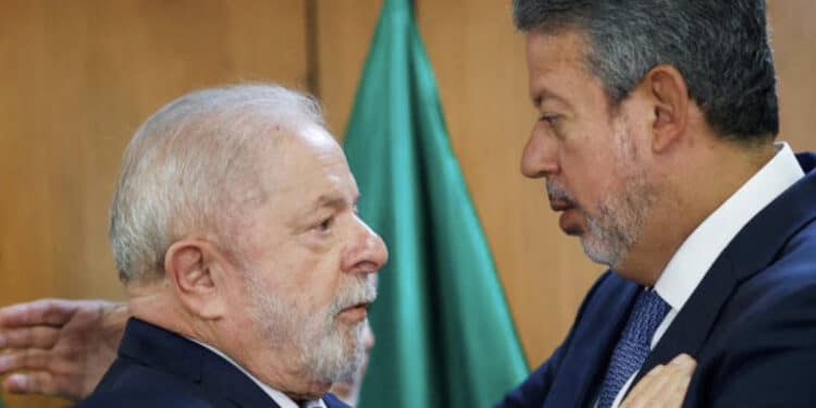 Sob desconfiança, Lira acena a Lula para “estabilizar” relação e troca ministerial entra no radar