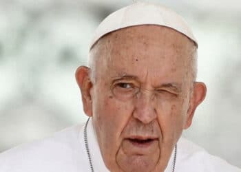Papa Francisco será submetido a cirurgia no abdômen.