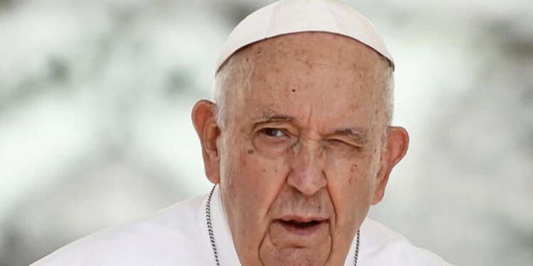 Papa Francisco será submetido a cirurgia no abdômen.
