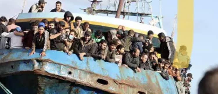 Paquistão diz que 300 migrantes do país morreram no naufrágio perto da Grécia