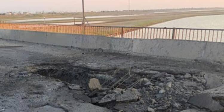 Ucrânia atinge ponte que liga Crimeia ao continente em revés para Rússia