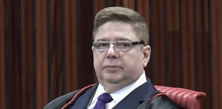 Raul Araújo minimiza encontro de Bolsonaro com embaixadores: ‘Ato solene’