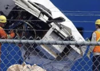 Destroços do submarino Titan são retirados do mar após implosão