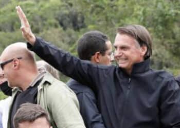 Bolsonaro alega que precisa sustentar sua família e oferece apartamento para desbloquear conta