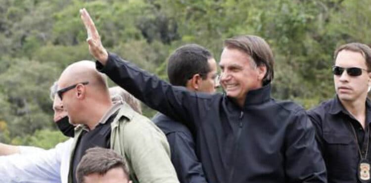 Bolsonaro alega que precisa sustentar sua família e oferece apartamento para desbloquear conta
