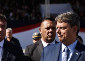 Bolsonaristas veem chance de encurralar Tarcísio, e Bolsonaro agora atua como bombeiro