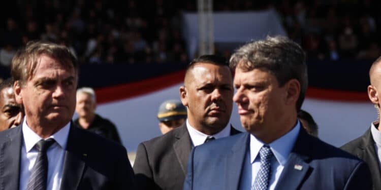 Bolsonaristas veem chance de encurralar Tarcísio, e Bolsonaro agora atua como bombeiro