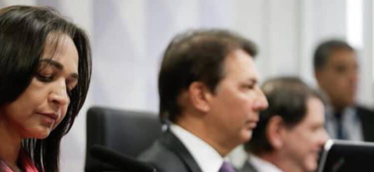 Relatora da CPMI do 8/1 fecha acordo para votar quebra de sigilo de e-mail de Mauro Cid 45 Relatora da CPMI do 8/1 fecha acordo para votar quebra de sigilo de e-mail de Mauro Cid
