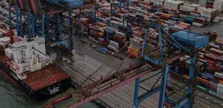 Porto de Santos é fechado devido a fortes rajadas de vento