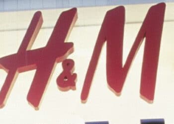 Gigante do varejo de moda, H&M anuncia plano para abrir lojas no Brasil.
