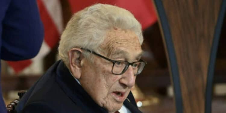 Chefe da diplomacia chinesa afirma a Kissinger que é 'impossível conter" o país 45 Chefe da diplomacia chinesa afirma a Kissinger que é ‘impossível conter” o país