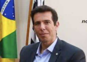 SP troca livros do MEC por material digital: ‘Passam os slides e o aluno anota’, diz secretário