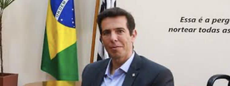 SP troca livros do MEC por material digital: ‘Passam os slides e o aluno anota’, diz secretário