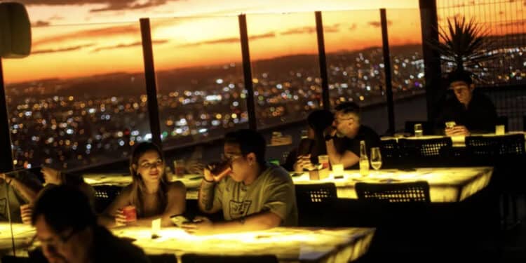 Vitrine rica do país, Goiânia vive boom do consumo de luxo, com rooftop badalado e fila para Porsche