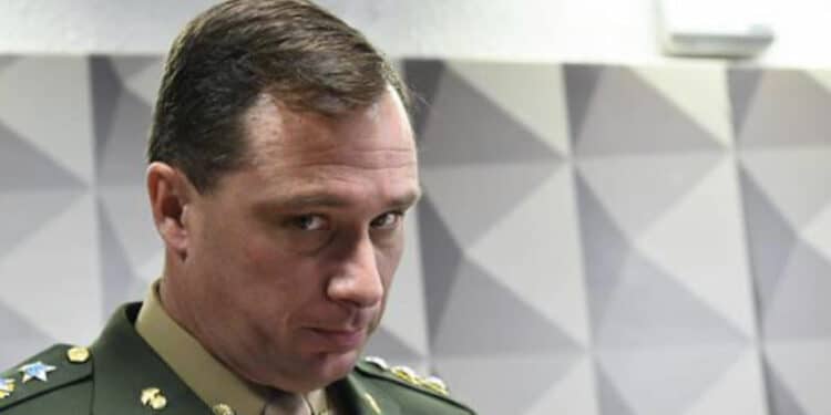 Mauro Cid está sem advogado; como fica estratégia do ex-faz-tudo de Bolsonaro?