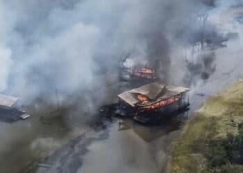 Polícia Federal queima 302 balsas de garimpo no Rio Madeira