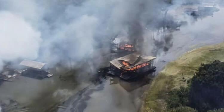 Polícia Federal queima 302 balsas de garimpo no Rio Madeira
