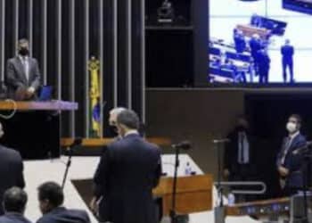 Câmara aprova texto-base de reforma eleitoral que afrouxa legislação