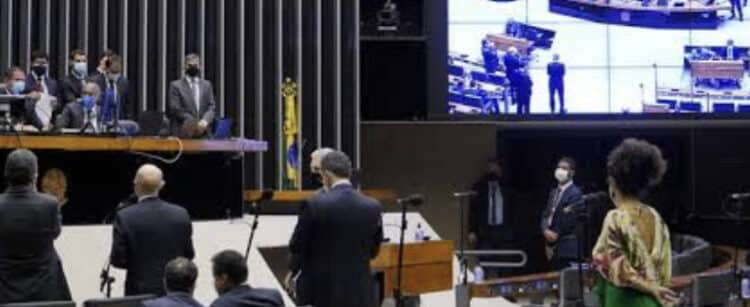 Câmara aprova texto-base de reforma eleitoral que afrouxa legislação