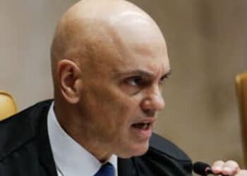 Moraes afasta número 3 da Abin, e PF prende 2 servidores em operação