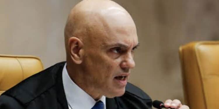 Moraes afasta número 3 da Abin, e PF prende 2 servidores em operação