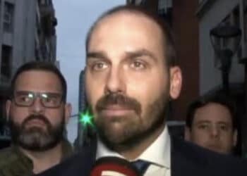 Eduardo Bolsonaro é ironizado em TV argentina ao defender armas: ‘Por isso tiraram o pai dele’; veja