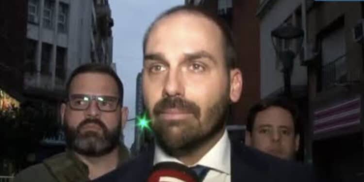 Eduardo Bolsonaro é ironizado em TV argentina ao defender armas: ‘Por isso tiraram o pai dele’; veja