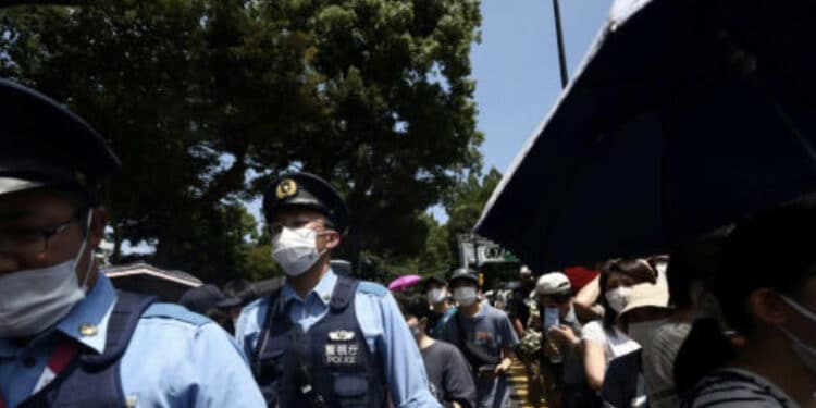 Homem faz vários reféns em agência dos correios do Japão