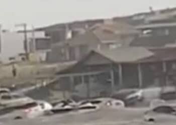Tsunami meteorológico atinge praia do Cardoso em Laguna (SC)