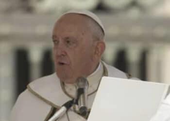 Papa Francisco destitui bispo americano crítico ao acolhimento católico à comunidade LGBTQIA+