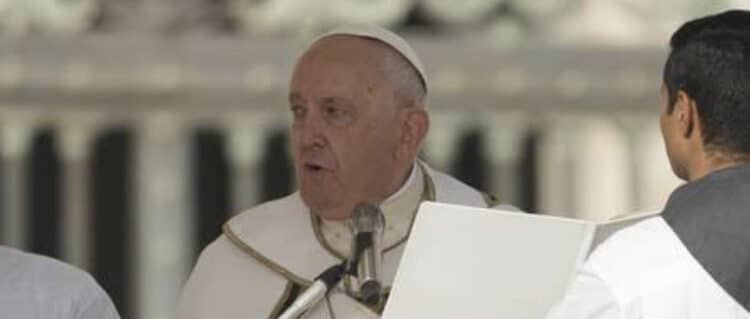 Papa Francisco destitui bispo americano crítico ao acolhimento católico à comunidade LGBTQIA+