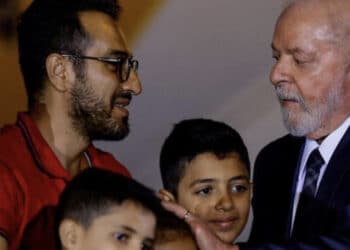 Lula recebe brasileiros repatriados de Gaza e diz que Israel comete atos de terrorismo