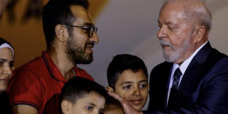 Lula recebe brasileiros repatriados de Gaza e diz que Israel comete atos de terrorismo