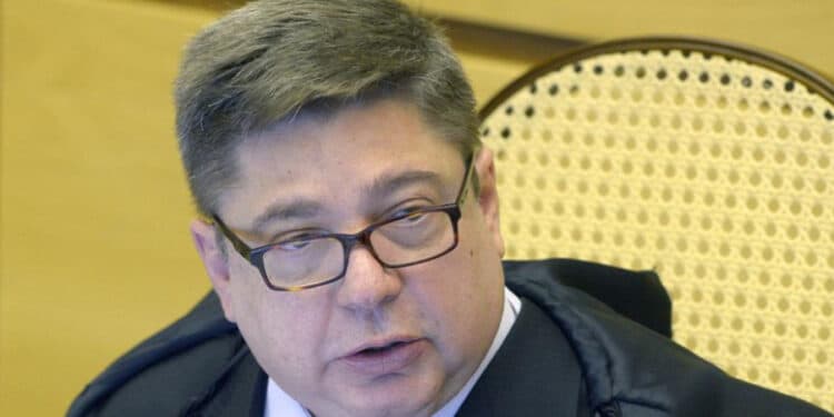 Ministro do TSE que votou pró Bolsonaro assume corregedoria, e Moraes cita dever com democracia