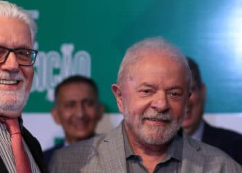 Petista líder do governo vota a favor de PEC que interfere no STF; ministro de Lula é contra