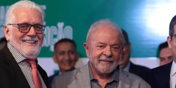 Petista líder do governo vota a favor de PEC que interfere no STF; ministro de Lula é contra