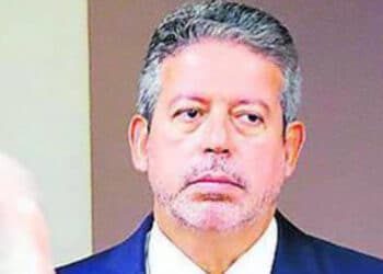 Lira vai segurar proposta que limita poderes do STF pelo menos até fim do recesso