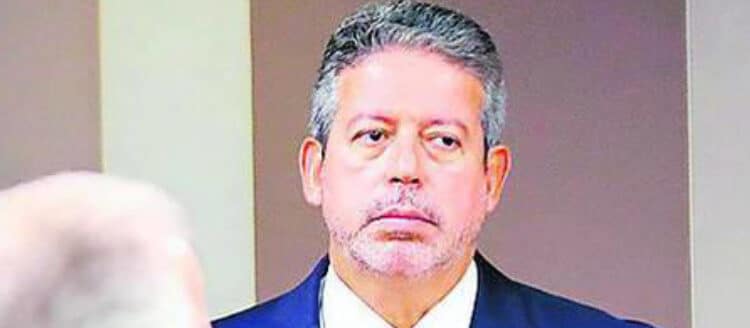 Lira vai segurar proposta que limita poderes do STF pelo menos até fim do recesso
