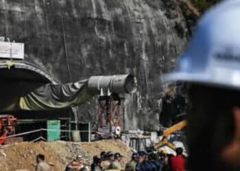 Equipes de resgate chegam a operários presos há 17 dias em mina na Índia