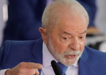 Lula é aprovado por 38% e reprovado por 30% em cenário estável após 11 meses, mostra Datafolha
