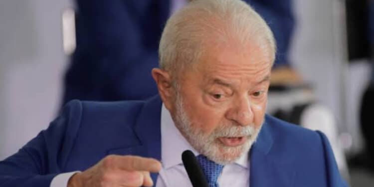 Lula é aprovado por 38% e reprovado por 30% em cenário estável após 11 meses, mostra Datafolha