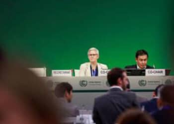 COP tem acordo histórico para ‘transição’ de combustíveis fósseis, mas não prevê eliminar poluentes