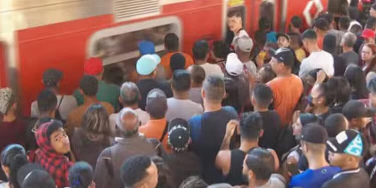 ‘Sensação de morrer lá dentro’, diz passageira que desmaiou em plataforma lotada da Linha 7- Rubi da CPTM