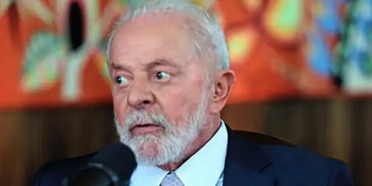 Lula, entre vaias e aplausos, diz que só Deus faria Congresso adverso aprovar reforma