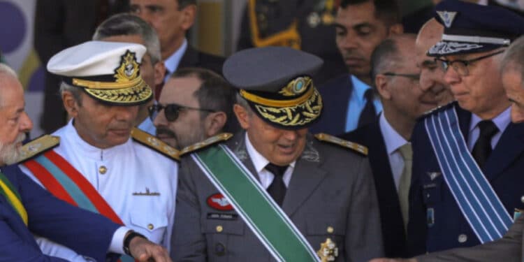 Conciliação de Lula com militares incluiu articulação contra proposta do PT 45 Conciliação de Lula com militares incluiu articulação contra proposta do PT