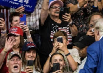 Onipresente, Trump rompe com os esquemas da campanha republicana nos EUA