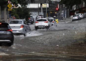 Litoral de São Paulo tem alerta para grandes volumes de chuva no fim de semana